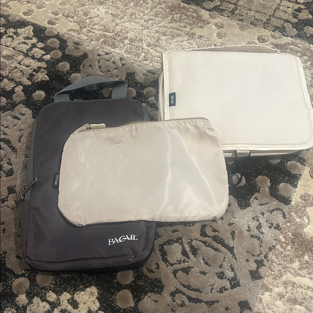 Bagail Travel Organizer Set in gray and Cream
Compression bag toiletry organizer